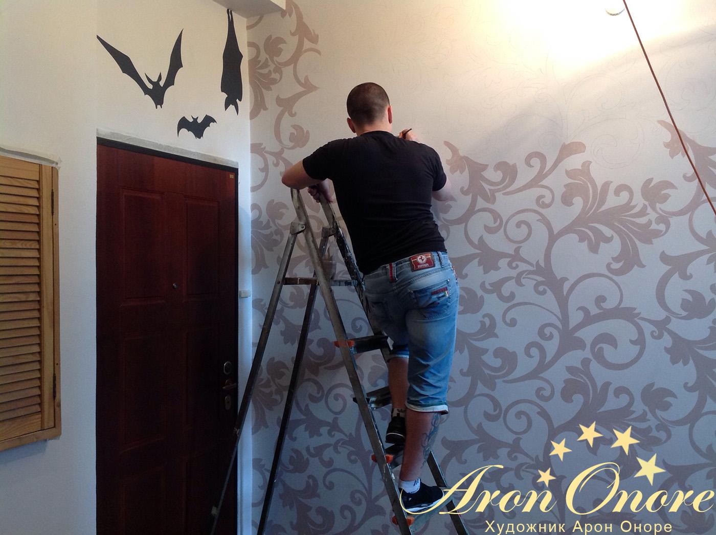 Художник Арон – создает рисунок на стене в подъезде в виде узоров