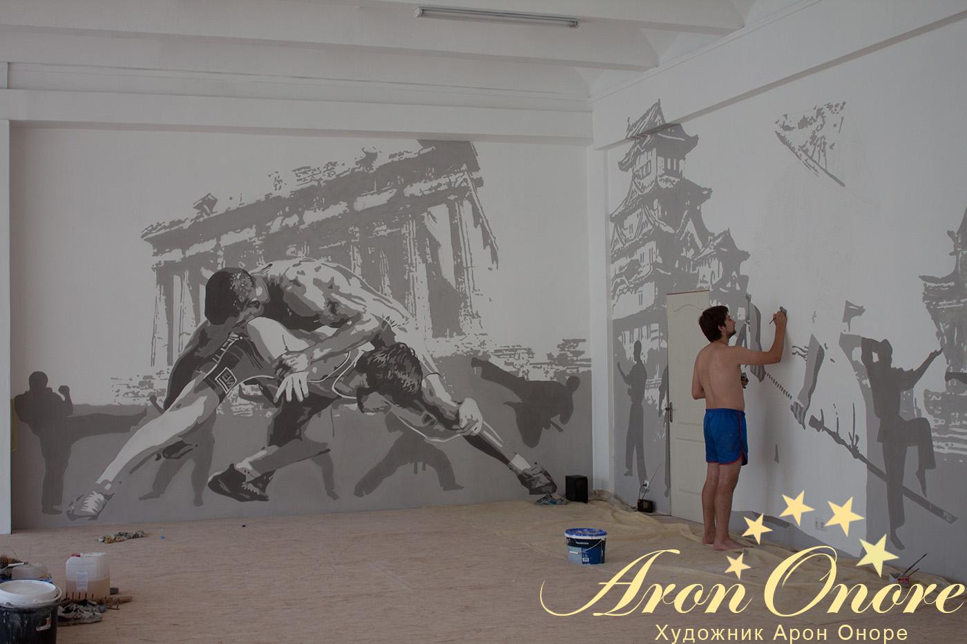 Художник аэрограф создает рисунок на стене – китайское боевое искусство